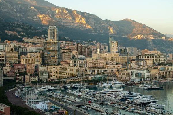 Monako rıhtımında gün batımı