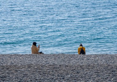 İki genç influencers denizde fotoğraf çekmek