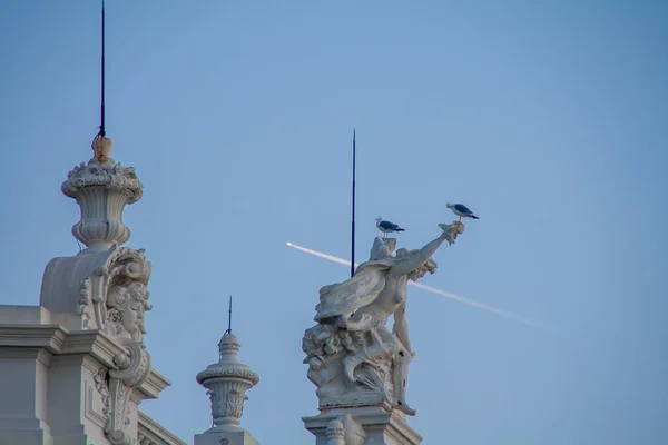 Casino Ana girişinde bir binanın üst heykelleri 