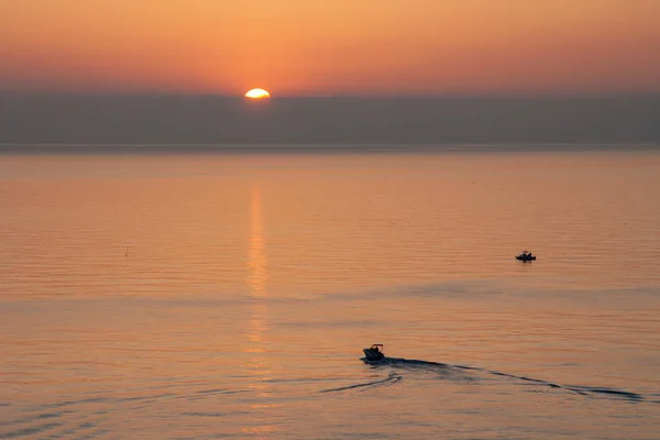 Denizde gün doğumu