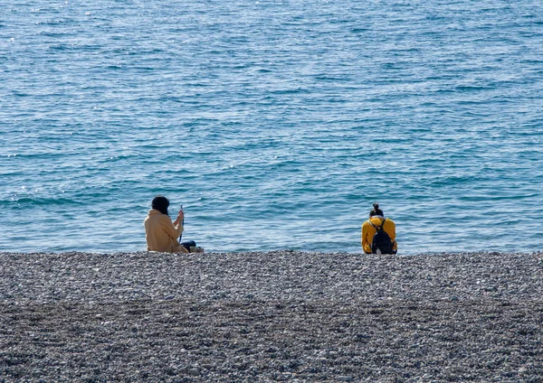 İki genç influencers denizde fotoğraf çekmek