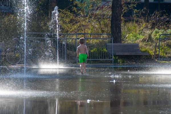 Bir çeşme ye koşan genç çocuk