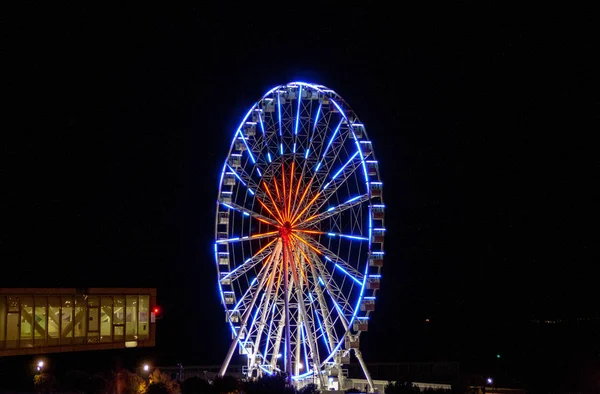 Roda gigante à noite no porto de Marselha — Fotografia de Stock