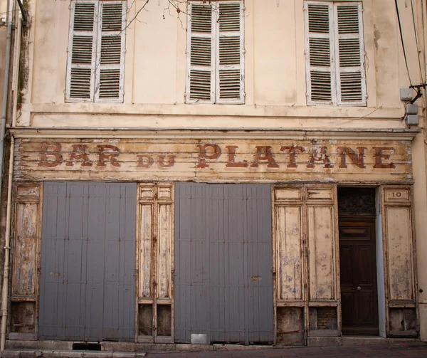 Marsilya 'da şirin bir binada eski bir bar tabelası.