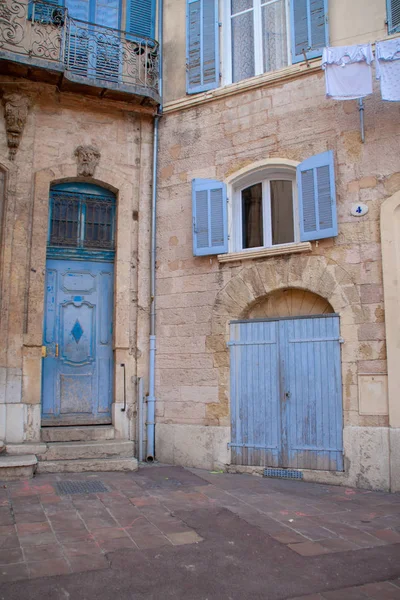 Marsilya mavi kapılar ile Sevimli küçük köşe