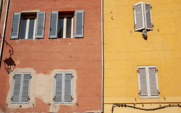 Marsilya'da turuncu ve sarı binalar