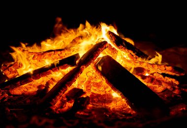                                Şöminede yangın var.