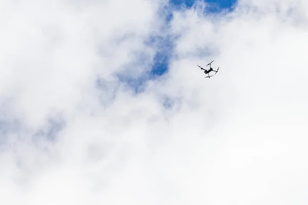 Drone Entre Nuvens — Fotografia de Stock