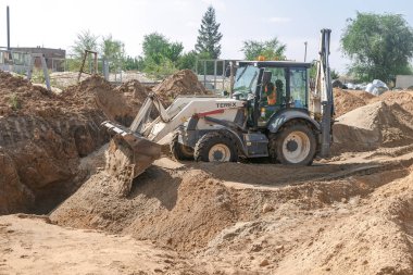 Rusya, Vologda - Ağustos 31, 2017: Ekskavatör döker harici bir su kaynağı yüklemek için çukur toprağa