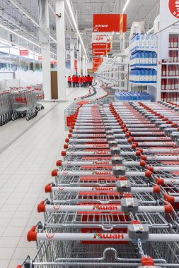 Rusya, Moskova - mart 29, 2017: alışveriş Dükkanı iç sepetleri, levha ve vitrinler