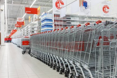 Rusya, Moskova - mart 29, 2017: alışveriş merkezi iç alışveriş arabaları, Satılık levha ve vitrinler