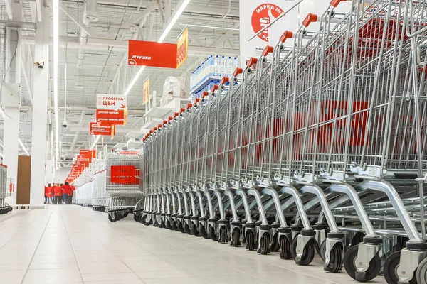 Rusya, Moskova - mart 29, 2017: alışveriş merkezi iç alışveriş arabaları, levha ve vitrinler