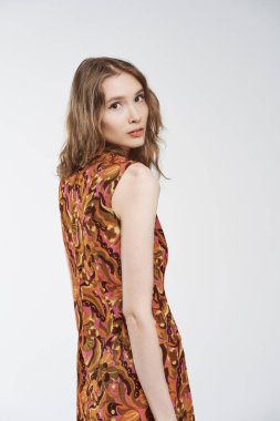  Beyaz bir arka plan üzerinde güzel bir genç kız, sen doğruca duygusal bir göz portresi                                                             