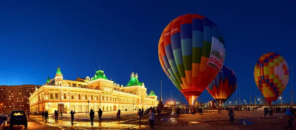 Noční Panorama Zimní Festival Balónů Proti Jasně Zářící Spravedlivé Budova — Stock fotografie