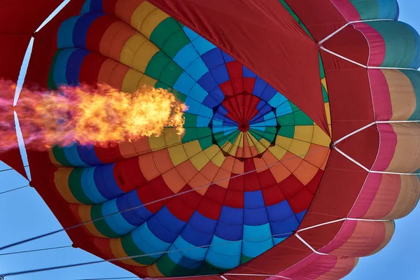 Pilar Chama Queimador Gás Infla Enorme Balão Multicolorido Contra Céu — Fotografia de Stock