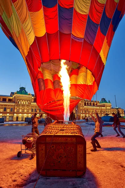 People Inflate Huge Balloon Basket Gas Burner Flame Lift Air — Stock Photo, Image