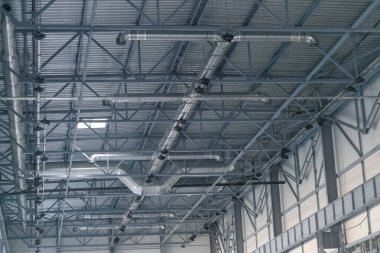 Büyük bir fabrika kompleksinin tavanı altında havalandırma sistemi