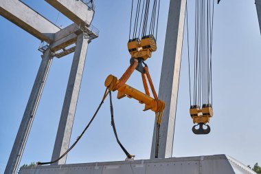                                büyük bir çok tonlu liman vinç asansörleri ve yükleri boşaltır, büyük konteynerler yükleme için hazırlanmıştır
