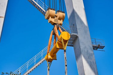                                büyük bir çok tonlu liman vinç asansörleri ve yükleri boşaltır, büyük konteynerler yükleme için hazırlanmıştır