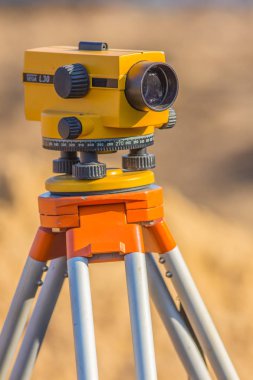 Şantiyeden ölçme için tacheometer. parlak renk, güvenilir tasarım, yüksek kaliteli lens