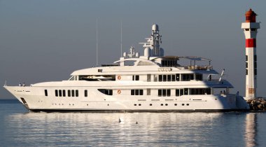 Fransız Rivierasında yelkenli yarışı