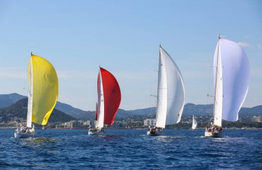 Fransız Rivierasında yelkenli yarışı