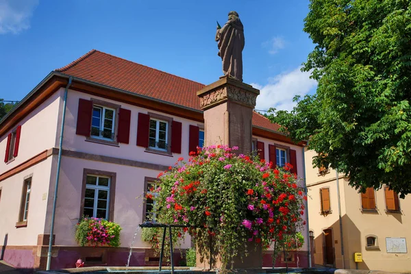 Husseren Les Chateaux gamla stadsdel — Stockfoto