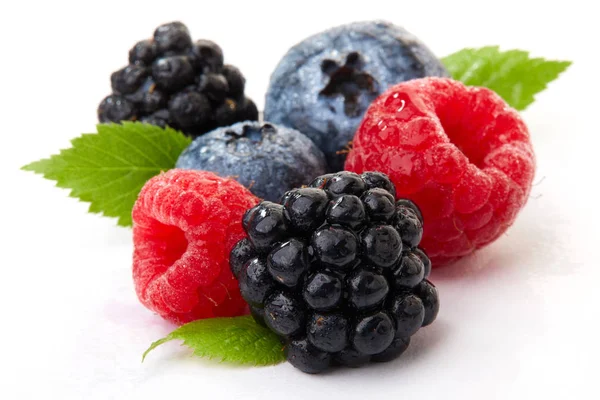 Set Berry Segar Blueberry Blackberry Raspberry Dengan Daun Hijau Terisolasi — Stok Foto