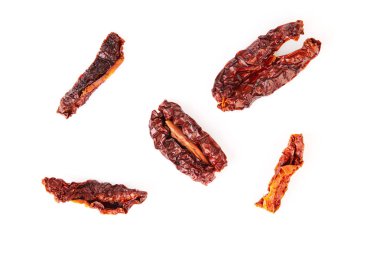 Güneş beyaz arka plan üzerinde izole makro kadar kurutulmuş domates kapatın