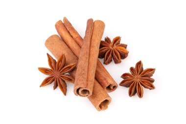 Kuru Yıldız anason meyve ve tarçın sopa üzerinde izole beyaz arka plan
