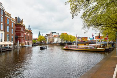 Bahar aylarında tipik Hollanda evleri ve houseboats ile Amsterdam kanalı. Hollanda, Hollanda