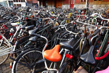 Amsterdam Holland sokakta bisiklet. Hollanda, Hollanda