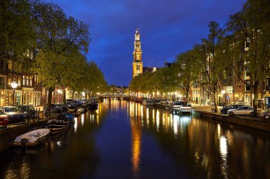 Gece tipik Hollanda evleri ve houseboats ile Amsterdam kanalı. Hollanda, Hollanda