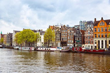 Bahar aylarında tipik Hollanda evleri ve houseboats ile Amsterdam kanalı. Hollanda, Hollanda