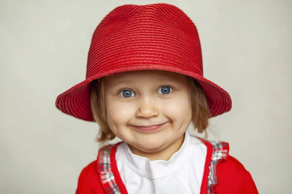 Uma Menina Uma Blusa Vermelha Capô Vermelho Com Rosto Confuso — Fotografia de Stock