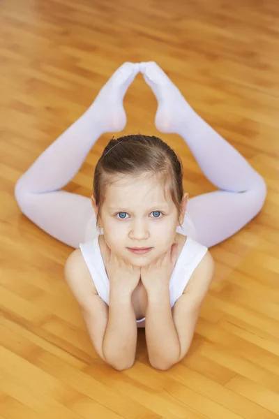 Kleines Mädchen Macht Übungen Auf Dem Boden — Stockfoto