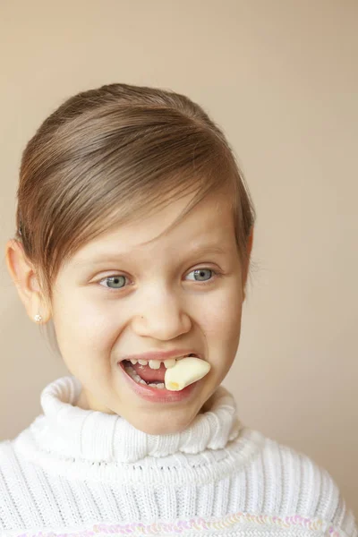 Retrato Uma Menina Com Alho Boca — Fotografia de Stock