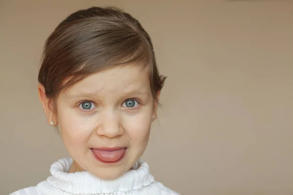 Portret Małej Dziewczyny Pokazując Yummi — Zdjęcie stockowe