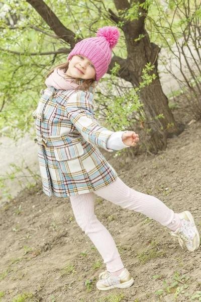 Une Petite Fille Manteau Une Casquette Rose Danse Extérieur Printemps — Photo