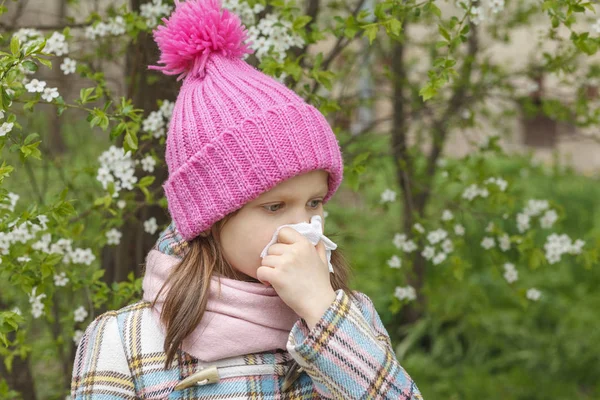 Little Girl Pink Hat Has Allergy Flower Trees — Stock Photo, Image