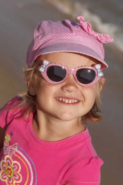 Porträt Eines Kleinen Mädchens Rosa Und Mit Sonnenbrille Auf Meeresgrund — Stockfoto