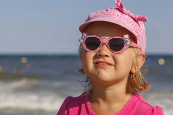 Portrét Malé Dívky Růžové Slunečních Brýlích Mořském Pozadí — Stock fotografie