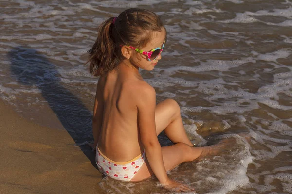 Retrato Menina Óculos Sol Fundo Mar — Fotografia de Stock