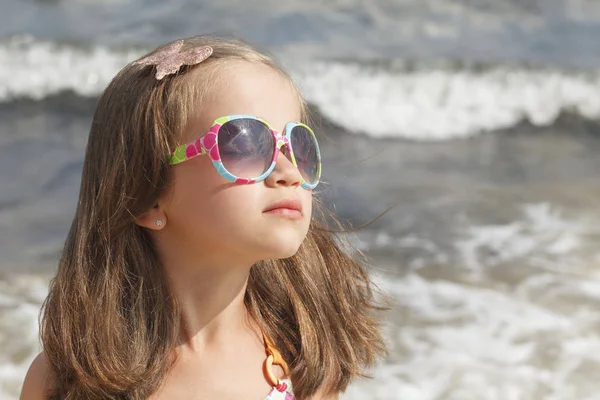 Menina Óculos Sol Refletindo Sol Fundo Mar — Fotografia de Stock