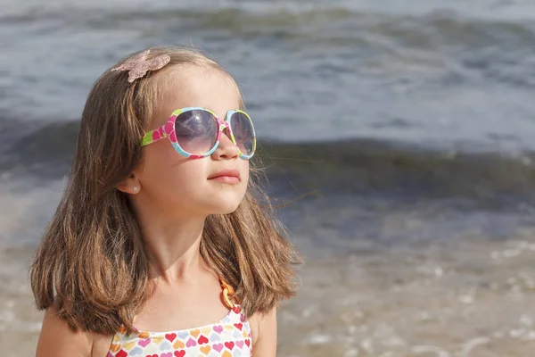 Retrato Menina Óculos Sol Fundo Mar — Fotografia de Stock