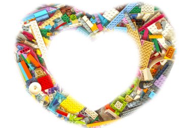 Kalp beyaz bir arka plan üzerinde bir çocuk plastik yapıcı dışarı koydu