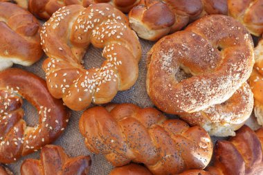 Masada taze pişmiş ekmek rulo