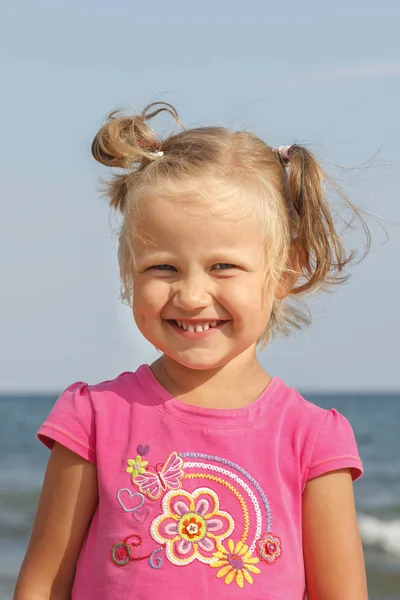 Menina Uma Camiseta Rosa Fundo Mar Céu Azul — Fotografia de Stock