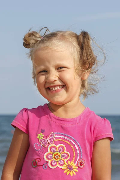 Menina Uma Camiseta Rosa Fundo Mar Céu Azul — Fotografia de Stock
