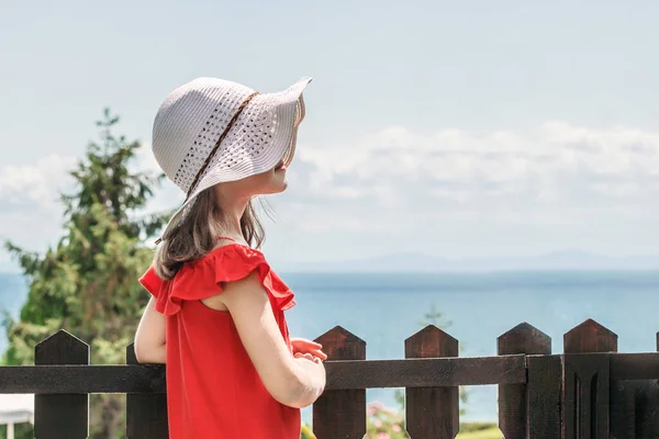Menina Vestido Vermelho Chapéu Praia Branco Cobrindo Seu Rosto Fundo — Fotografia de Stock